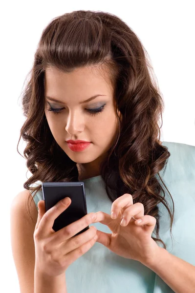 Una mujer joven usando un teléfono inteligente — Foto de Stock