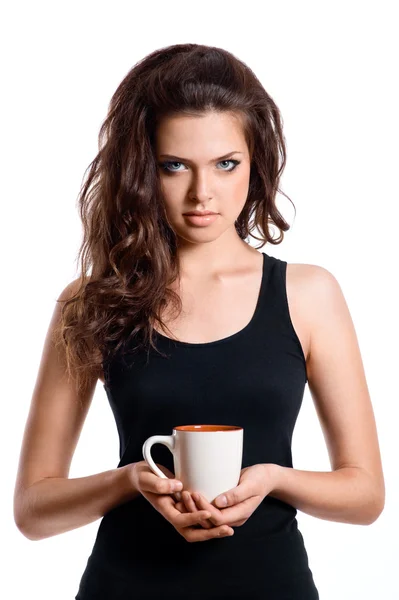 Πορτρέτο του όμορφη μελαχρινή γυναίκα έχοντας το φλιτζάνι τσάι — Φωτογραφία Αρχείου