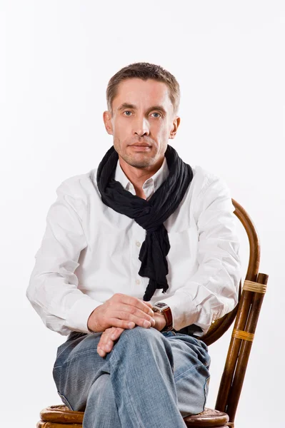 Retrato de hombre caucásico guapo en una camisa blanca — Foto de Stock