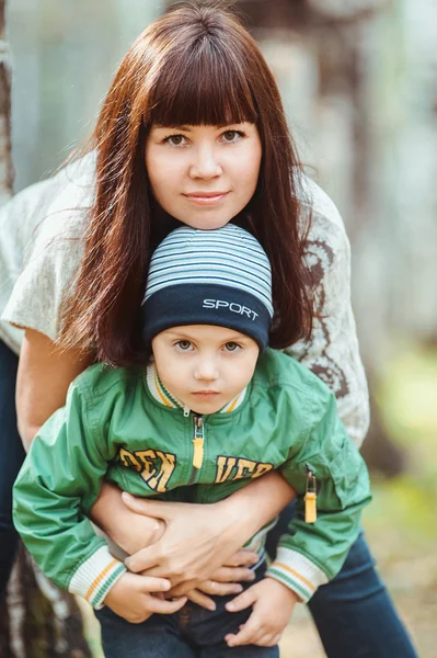 Mamma med son i höst park, lycklig familj — Stockfoto