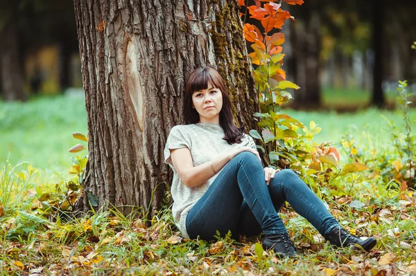 Porträt einer Frau in einem herbstlichen Park — Stockfoto