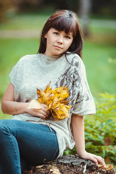 Foto der schönen hübschen brünetten Frau im Park — Stockfoto