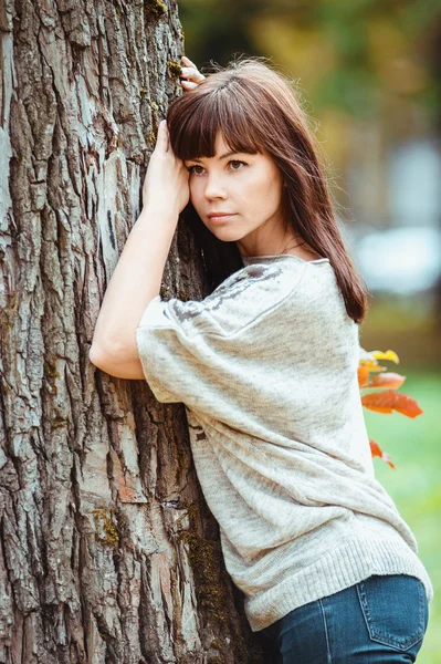 Foto di bella bella donna bruna nel parco — Foto Stock