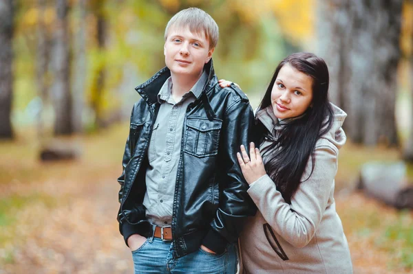 Joven pareja embarazada casada caminando en el parque de otoño — Foto de Stock