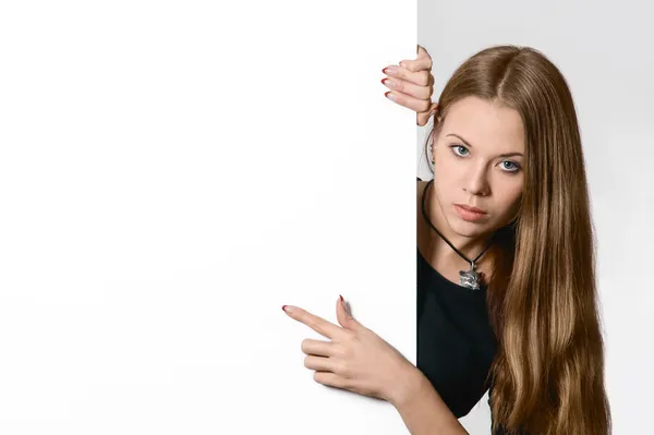 Beautiful young woman presents with a blank white board — Stock Photo, Image
