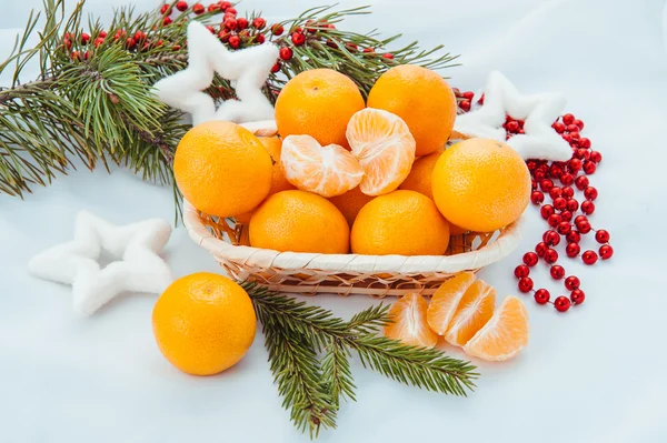 Vánoční dekorace s mandarinky a jedle — Stock fotografie