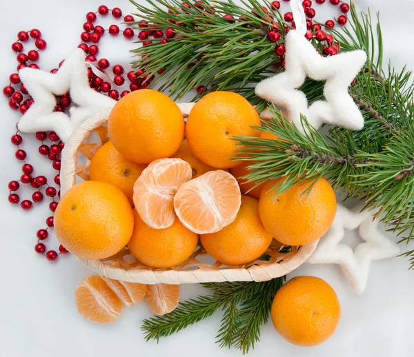 Año nuevo decoración con mandarinas y abeto —  Fotos de Stock