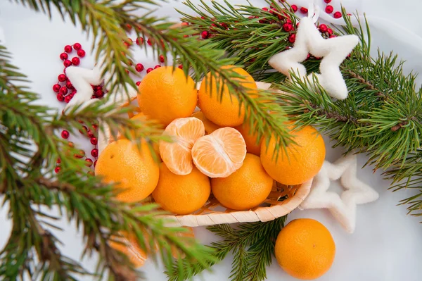 Nieuwjaar decoratie met mandarijnen en fir tree — Stockfoto