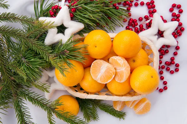 Décoration de Noël avec mandarines et sapin — Photo