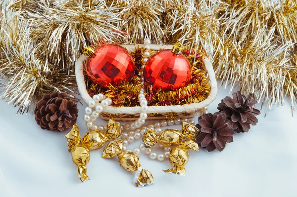 Leuchtende Weihnachtskomposition mit köstlichen Goldbonbons — Stockfoto