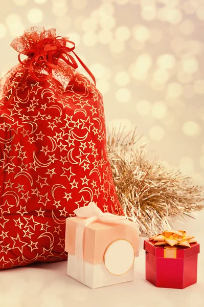 Bolso rojo con juguetes de Navidad — Foto de Stock