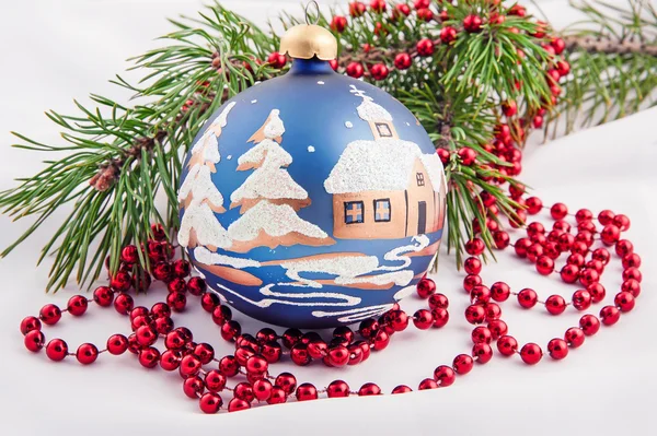 Grote blauwe kerstballen voor Nieuwjaar firtree — Stockfoto