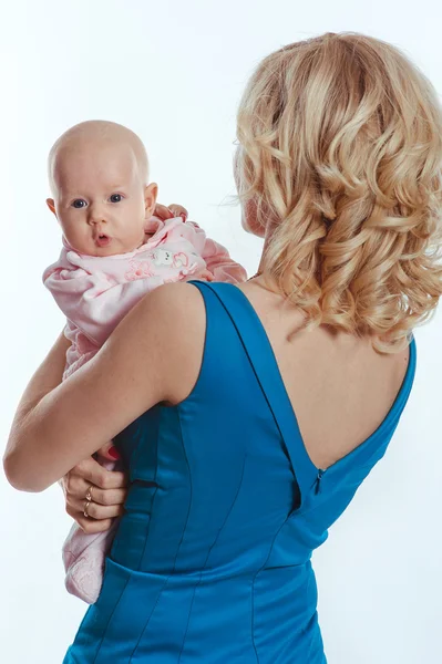 Madre sosteniendo dulce bebé niña — Foto de Stock