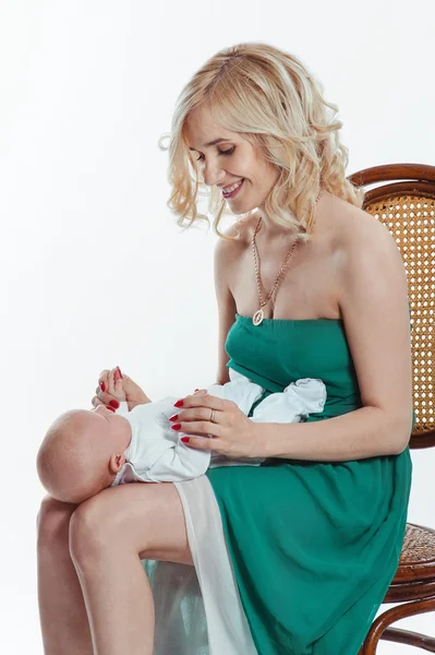 Madre y bebé riendo y abrazándose — Foto de Stock