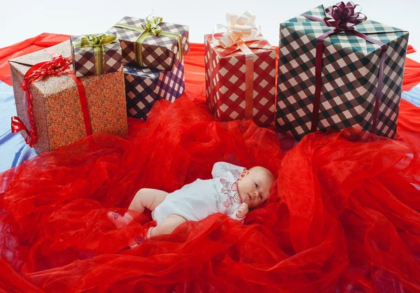 Scatole regalo colorate con bellissimo bambino — Foto Stock