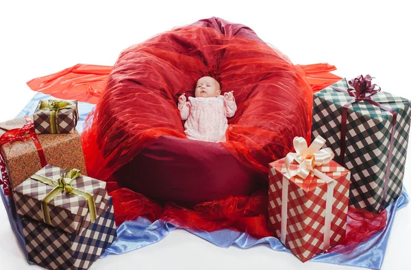 Kleurrijke geschenkdozen met mooie baby — Stockfoto