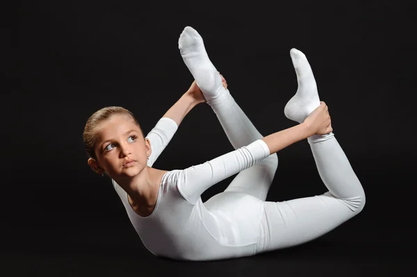 Hermosa chica gimnasta haciendo ejercicios —  Fotos de Stock