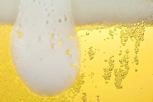 Burbujas y espuma en una cerveza —  Fotos de Stock
