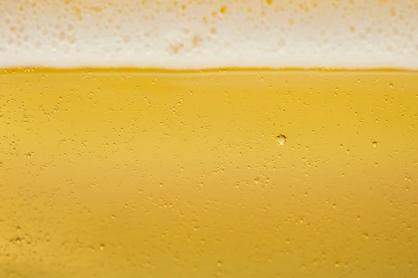 Burbujas y espuma en una cerveza —  Fotos de Stock