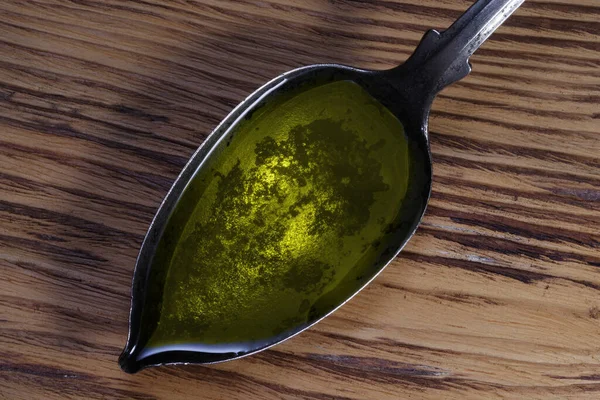 Lžíce Rybím Olejem Kovové Lžíci Dřevěném Pozadí Omega Vitamíny Lžičce — Stock fotografie