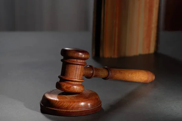 Fából Készült Bírák Kalapács Szimbóluma Jog Igazság Asztalon Egy Tárgyalóteremben — Stock Fotó