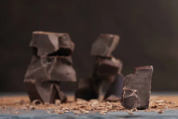 Zerbrochene Dunkle Schokolade Und Kakaopulver Auf Einem Tisch — Stockfoto