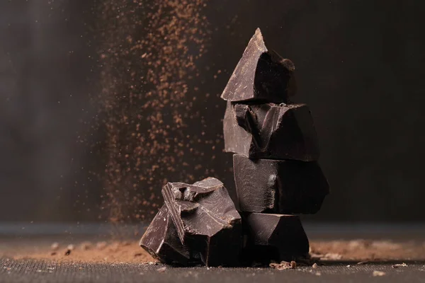 Broken Dark Chocolate Cocoa Powder Table — Stockfoto