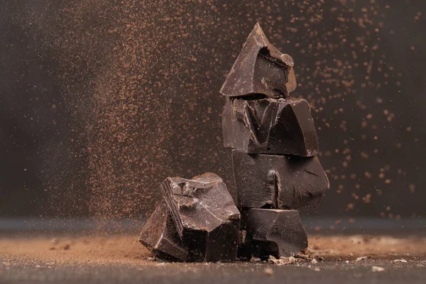 Broken Dark Chocolate Cocoa Powder Table — Stockfoto