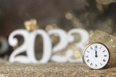 - Mutlu yıllar. Ahşap arka planda 2023 numaralı sembol