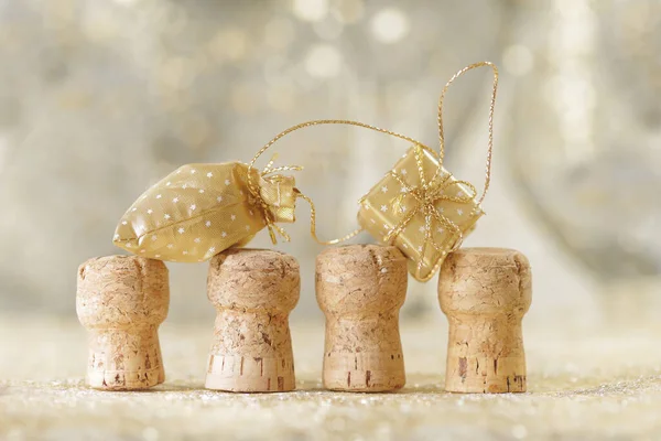 Yeni Yıl Konsepti Şampanya Şişelerinin Tıpaları Altın Rengi Arka Plan — Stok fotoğraf