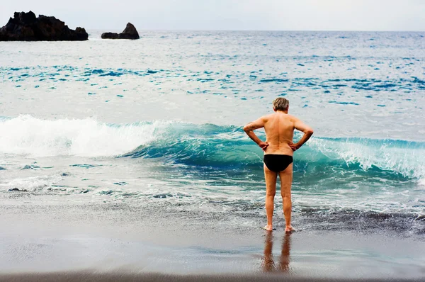 Turista senior en la playa — Foto de Stock