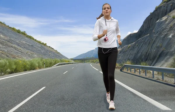 Mujer corriendo en el camino — Foto de Stock