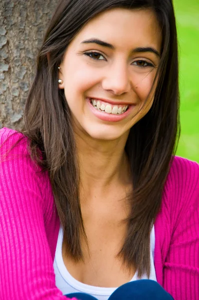 Sorridente bruna donna ritratto — Foto Stock