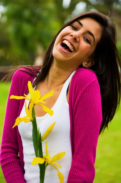 Jonge vrouw portret lachen in het park — Stockfoto