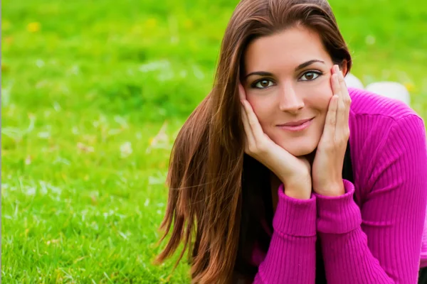 Mujer joven acostada en la hierba — Foto de Stock