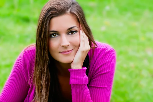 Portret van een jonge vrouw met lang haar — Stockfoto