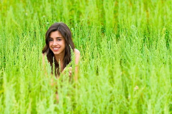 Mujer joven acostada en la hierba —  Fotos de Stock