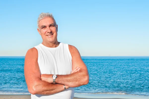 Hombre feliz y exitoso animando al aire libre — Foto de Stock