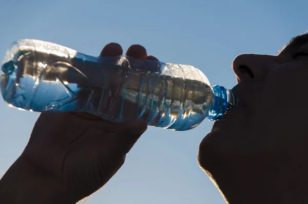 Homme âgé eau potable — Photo