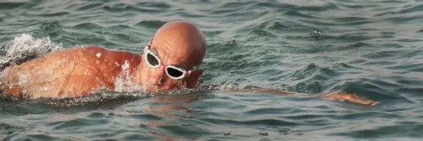 Senior mâle natation — Photo