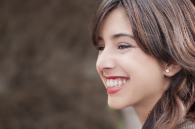 Güzel bir esmerin portresi