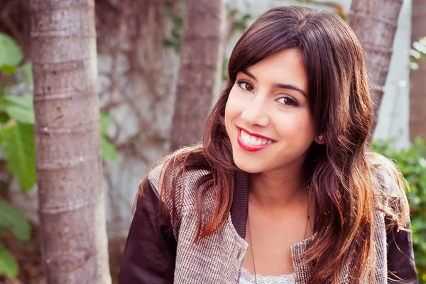 Retrato de una hermosa morena — Foto de Stock