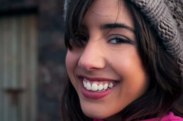 Jonge vrouw gezicht met een grote glimlach — Stockfoto