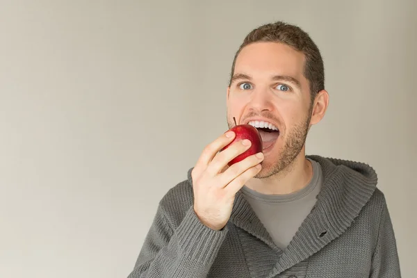 Hombre feliz comiendo manzana — Foto de Stock