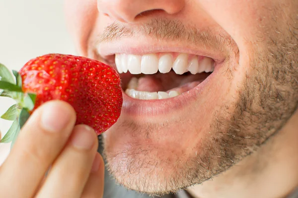 Homem comendo morango — Fotografia de Stock