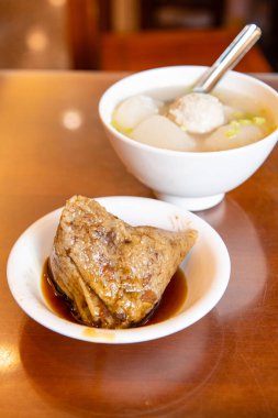 pirinç köftesi glutinous pirinçten yapılmış ve bambu yapraklarına sarılmış geleneksel bir Çin pirinç yemeğidir. Ejderha Teknesi Festivali aile ile zongzi yapıyor ve yiyor. 