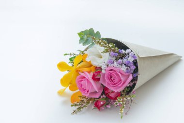 Beyaz arka planda güzel ve romantik bir buket (gül, orkide, çan çiçeği, çingene)).