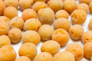 Kurutulmuş meyveli erik, tuzlu tatlı, güneşte kurutulmuş ve şekerli meyveler için tuzlu erik..