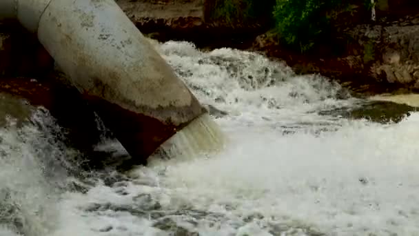 Agua Sucia Los Residuos Químicos Vierten Fuera Tubería Río Montaña — Vídeo de stock