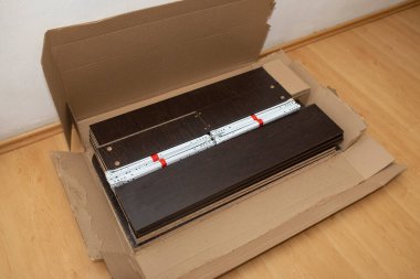 Kutudaki siyah çekmeceler. Bir sandık dolusu koyu ahşabı birleştirmek için adım adım talimatlar